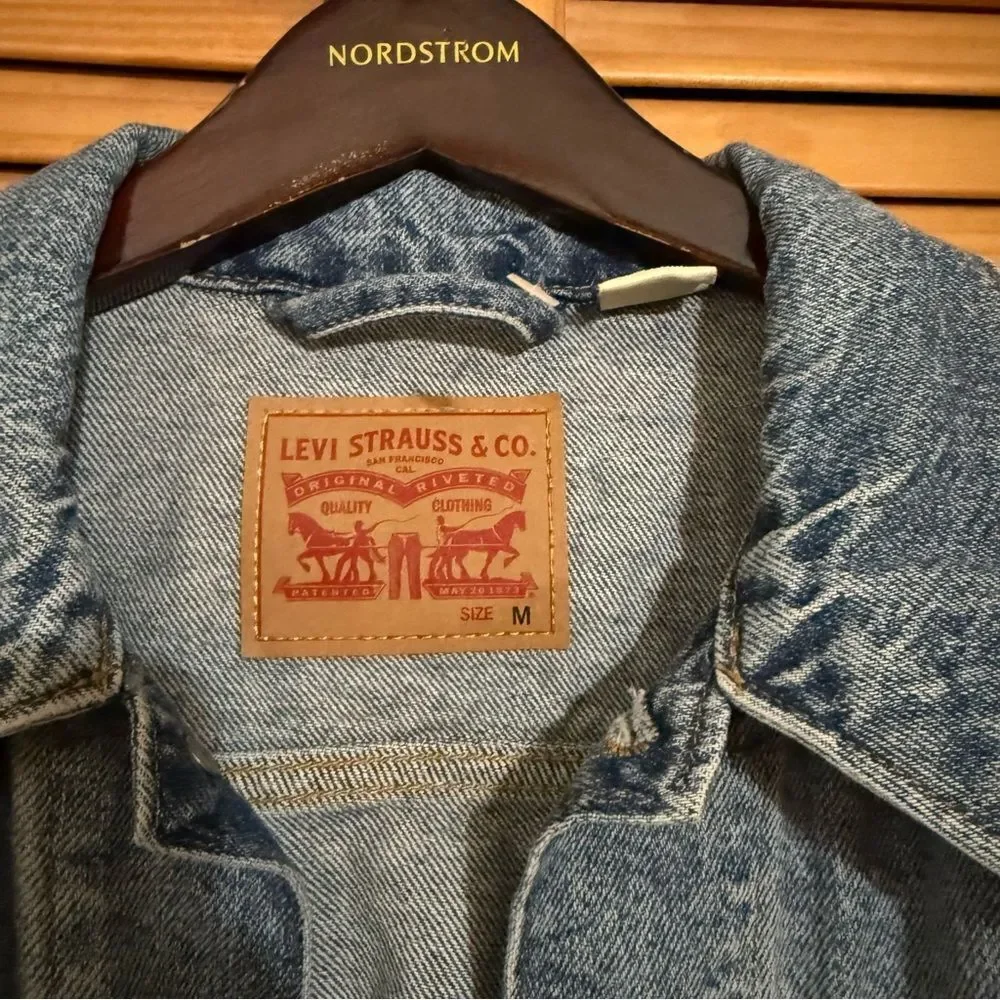 Levi's Women's Blue Denim Jacket size medium